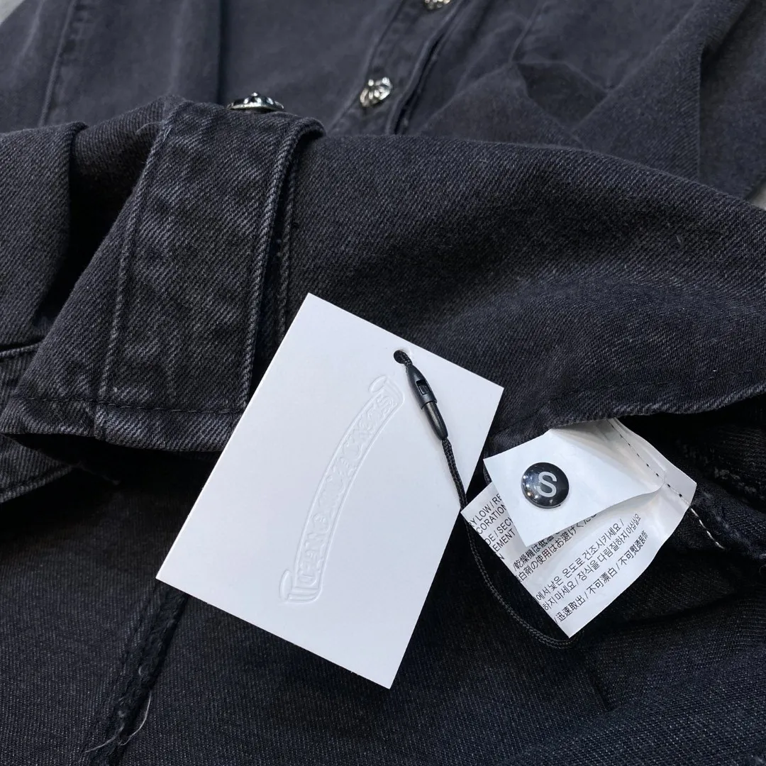P256 Chrome Hearts customized autumn and winter shirt series, classic patchwork embroidered leather denim, exclusive custom weaving and dyeing, 100% pure cotton high weight denim fabric, high-tech washing! Heavy enzyme stone rinse! Original hardware mold opening! ⭐Specially customized pocket design on the front panel ⭐Thickened leather patchwork on the back panel ➕Patchwork design The most simple and versatile denim shirt this season Suitable for all kinds of outfits and can be worn in all seasons 🌈Recommended color: black 🌈Code numbers: S, M, L, XL